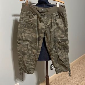 Supplies cropped cargo camo pants.
